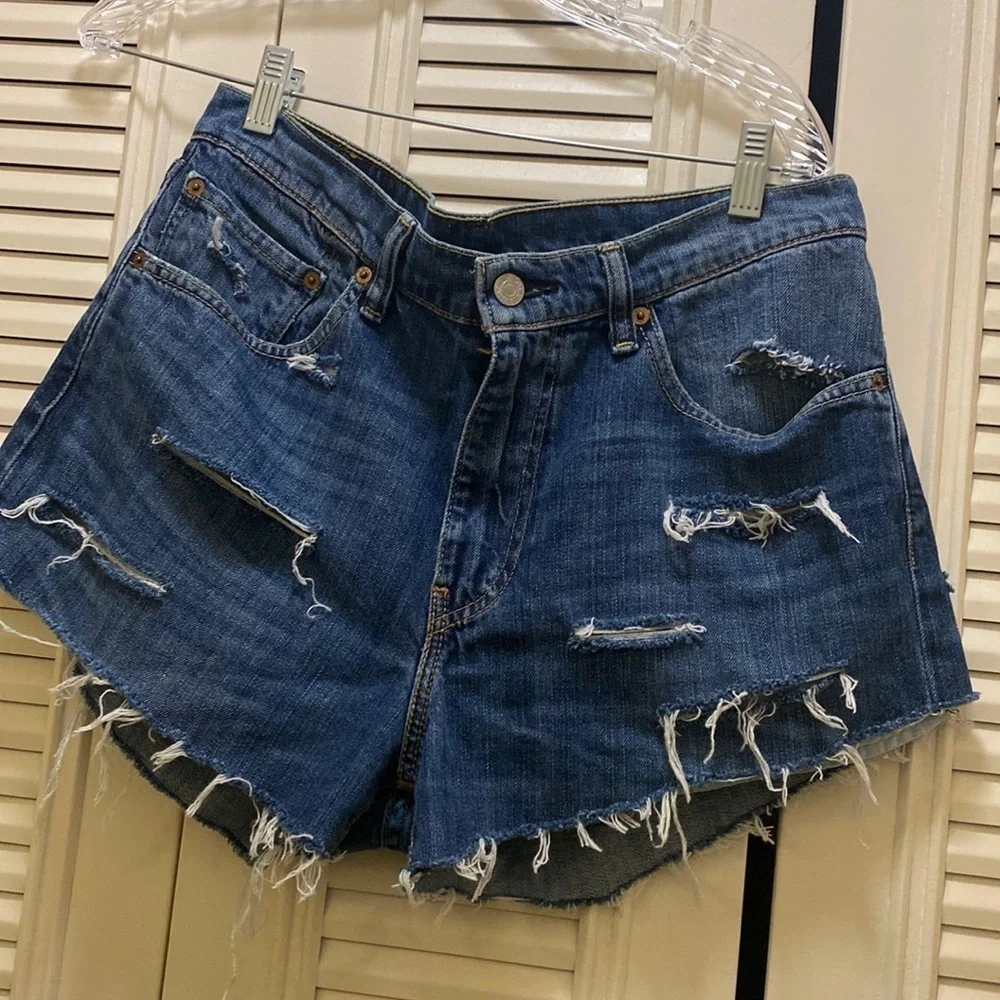 DIY DESTRESSED DENIM SHORTS